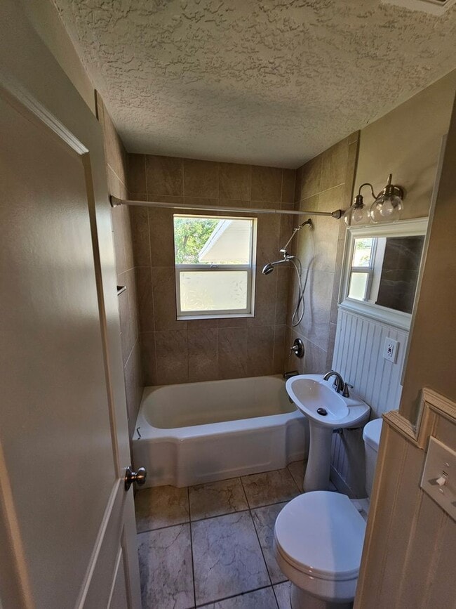 Building Photo - 4 Bedroom House in SLC for Rent!