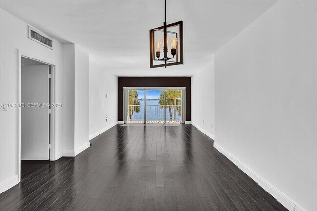 Building Photo - 500 Bayview Dr