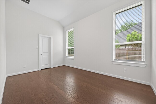 Building Photo - 212 Milas Cv