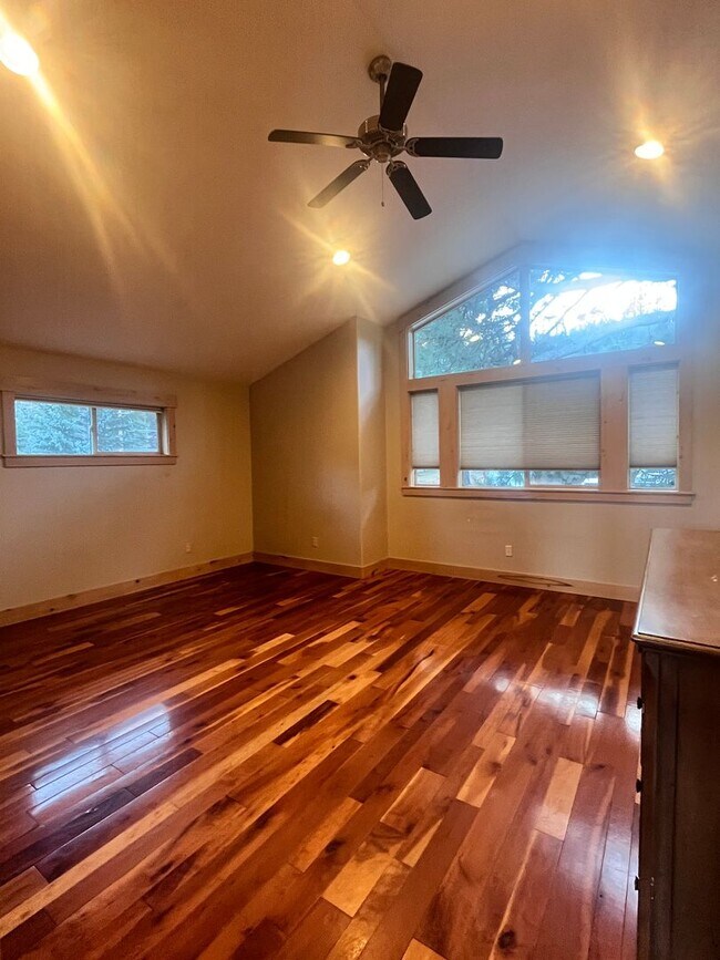 Building Photo - Long Term Lease available near Glenshire- $3800