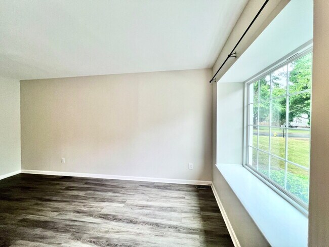 Building Photo - RAINTREE TOWNHOME!