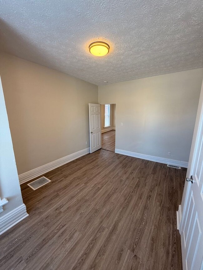 Building Photo - COMPLETELY UPDATED!! 2 bed/1 bath Close to Wexner Medical Center!