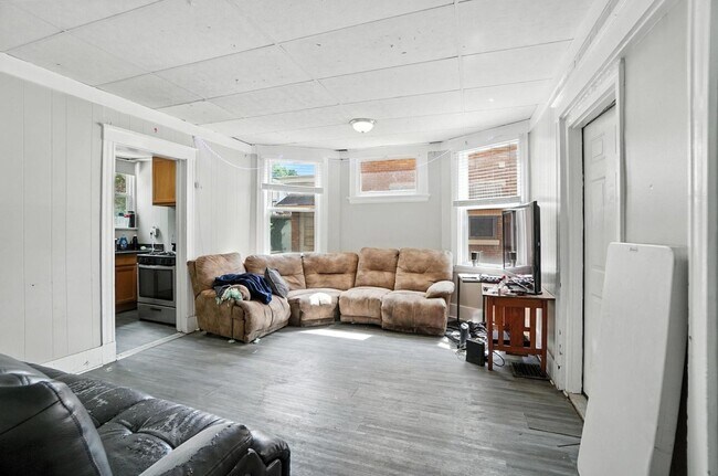 Building Photo - 7 bed/2 bath on Atkinson, Mins. from UC for Only $650/pp ($4,550/mo)!