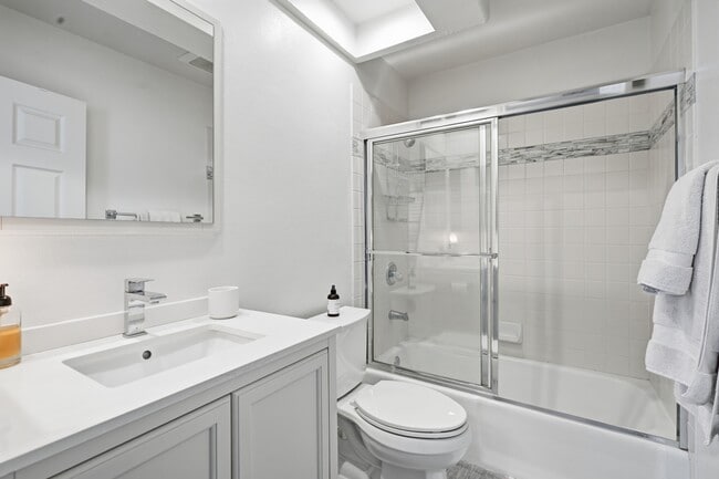 Building Photo - 125 S Juanita Ave