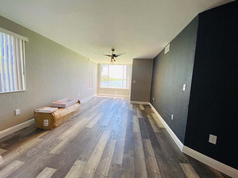 Building Photo - 2831 N Oakland Forest Dr