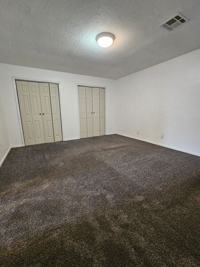 Building Photo - 129 Crystal Bend