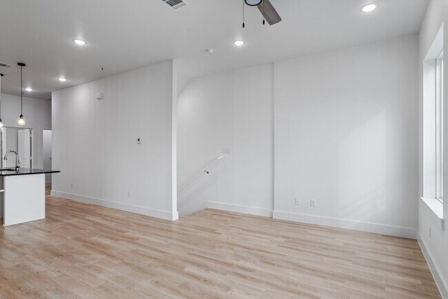 Building Photo - 2400 Benbrook Dr