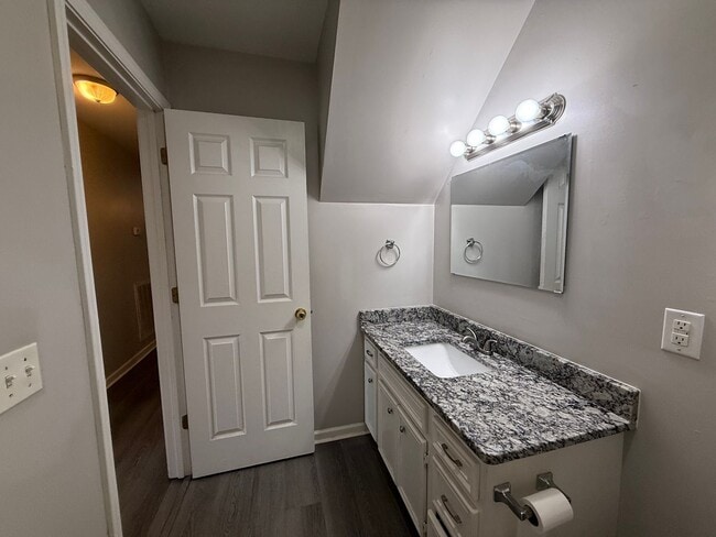 Building Photo - Spacious 3 Bedroom, 2 Bath Home with Garag...