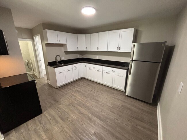 Building Photo - 2 Bed 1 Bath - Renovated single family house in the Russell neighborhood