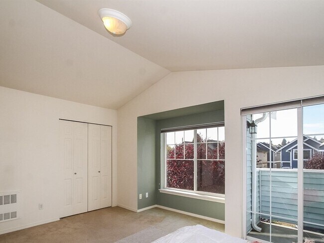 Building Photo - Fabulous Green Lake Townhome