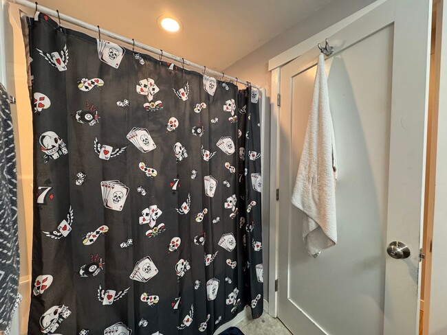 Building Photo - 6 Bed 5 Bath House Newer Updated Near Happy Valley, Fairhaven, WWU