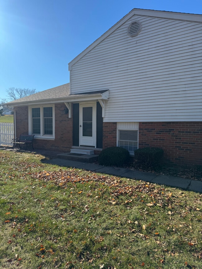 Building Photo - 295 Jamestown Rd