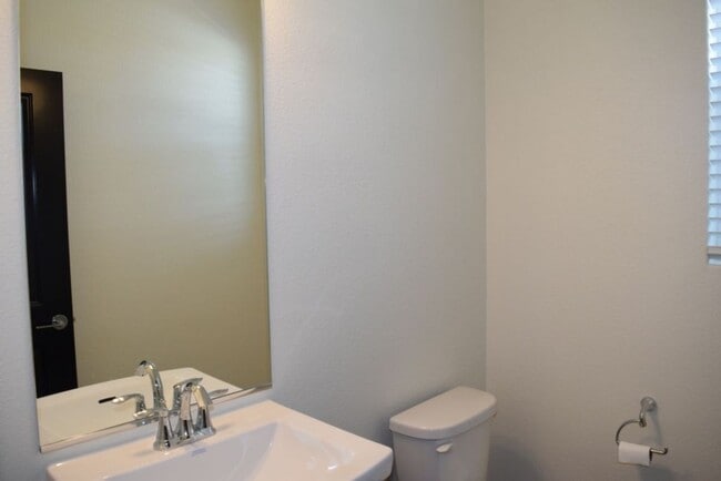 Building Photo - 3280 Chickadee Ct