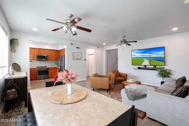 Building Photo - 615 E Portland St