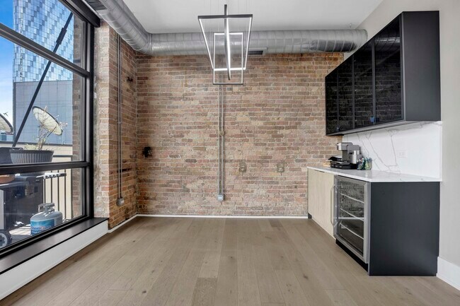 Building Photo - 23 N Green St
