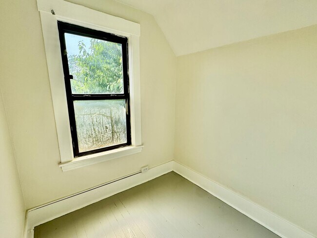 Building Photo - Newly Renovated 2 Bed, 1 Bath Home with Bonus Room - Conveniently Located, Central Heat - Availab...