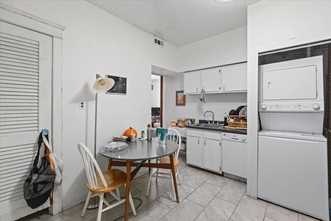 Building Photo - 4002 N Southport-2