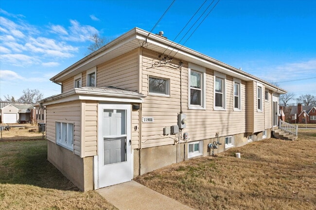 Building Photo - "Charming 3-Bed Haven with Hardwood Floors & 2 Full Baths in St. Louis!"  Hazelwood Schools.  Sec...