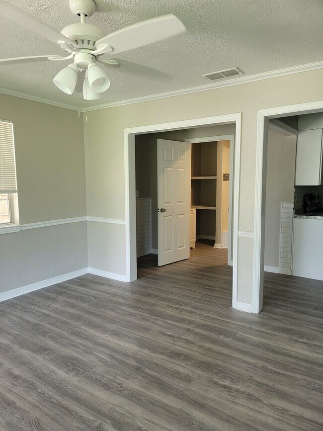 Building Photo - Renovated 3/2 in Cedar HIlls