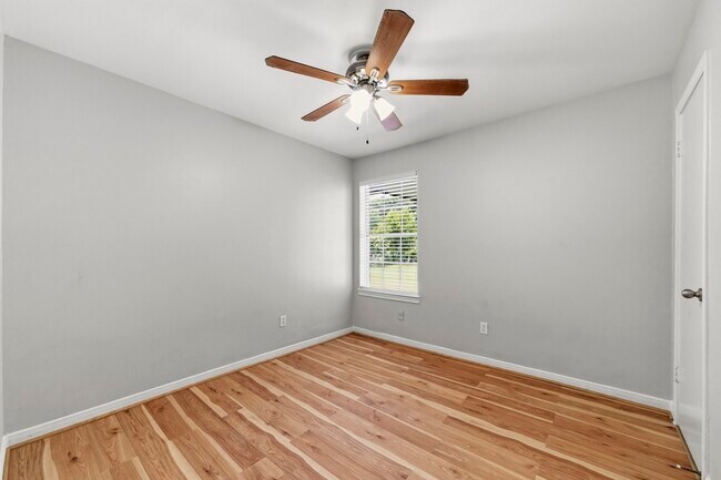 Building Photo - 3507 Lake Ridge Bend