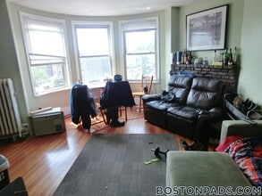 Building Photo - 879 Beacon St