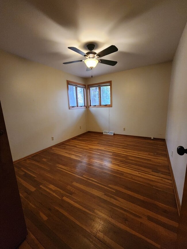 Building Photo - 3 bedroom 2 bath with garage