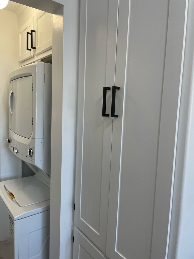 Building Photo - 4913-4915 Cahuenga Blvd