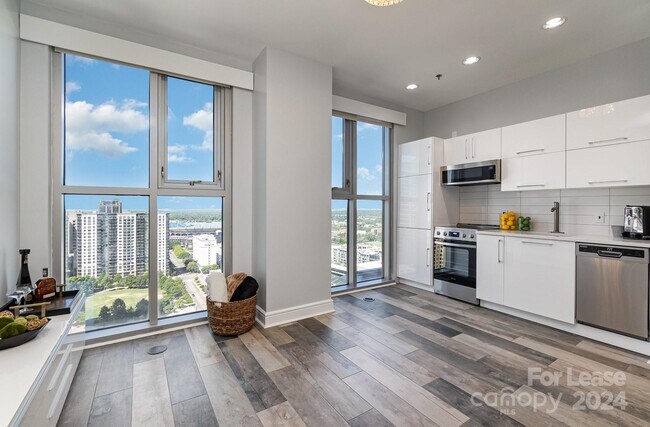 Building Photo - 307 W Trade St