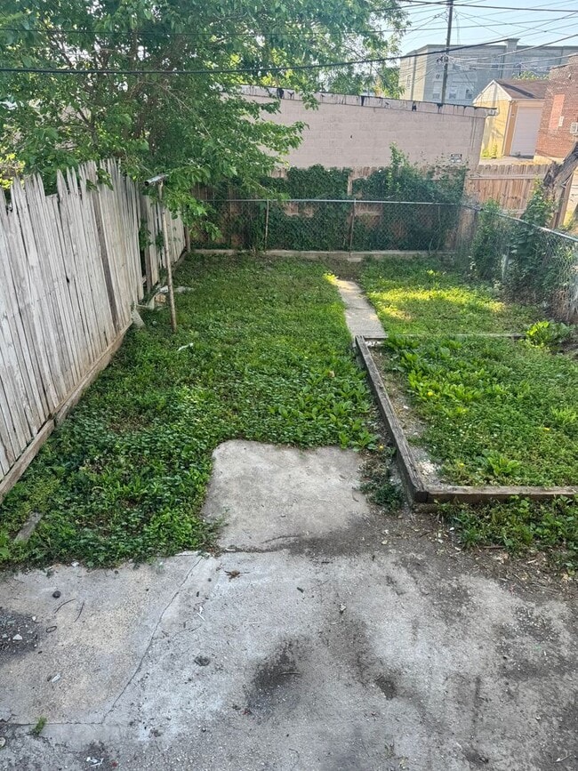Building Photo - 3 bedroom, 1 bath, 2 story half double house