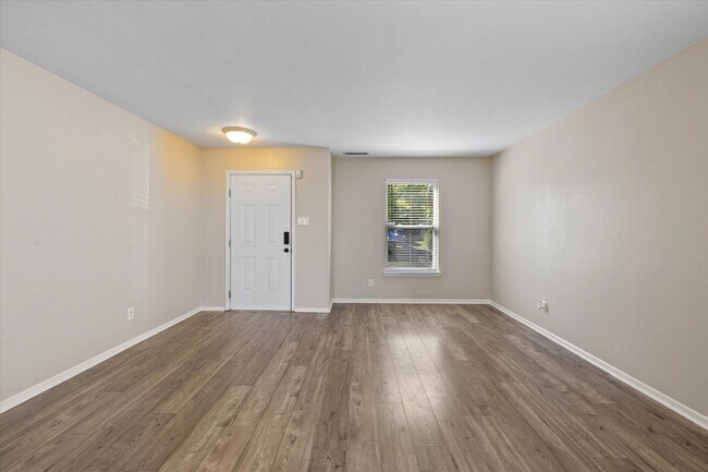 Building Photo - 898 Stonehurst Dr