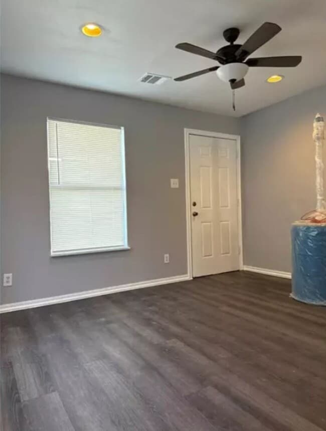Building Photo - Cute and Cozy 2 Bedroom Ready for Move-in ...