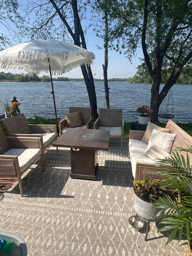 Building Photo - Charming 2BR+ Loft Lake House in Maple Lake