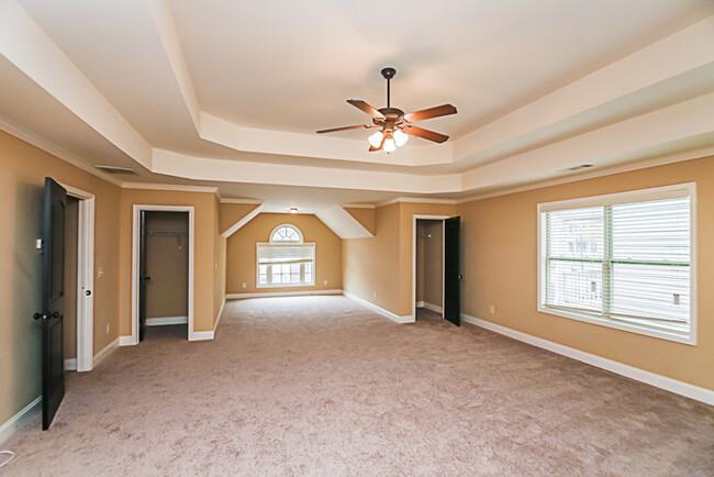 Building Photo - Fantastic Opportunity 5 Bedroom  3 Bath Ho...