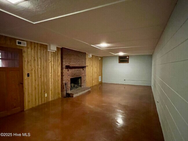 Building Photo - 1215 Midland Rd