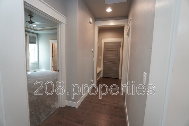 Building Photo - 407 W Pavilion Ln