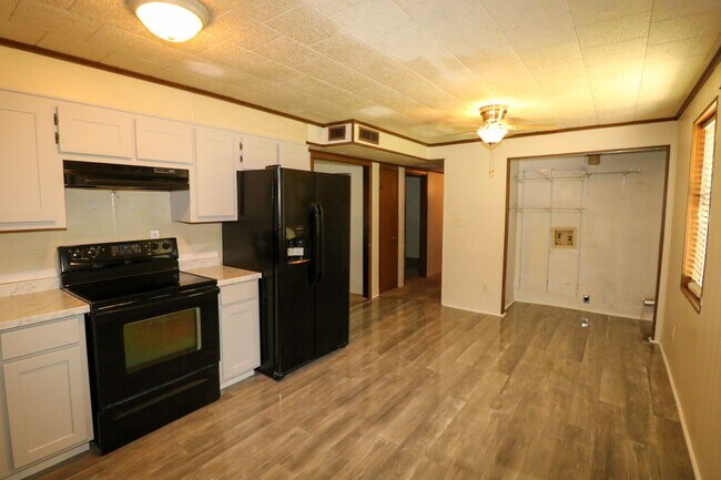 Building Photo - Cute Home Close to Town