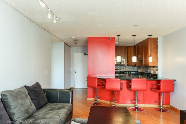 Building Photo - 1212 N La Salle Dr