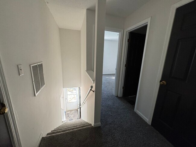 Building Photo - 5141-5143-5143 Louisville Ct