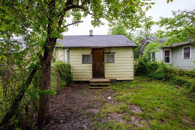 Building Photo - 1303 Division St
