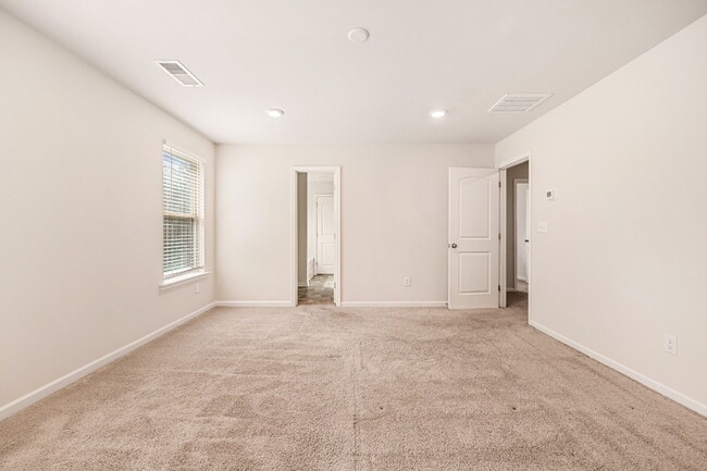 Building Photo - MOVE IN SPECIAL $600 off First Month!!!! Spacious 4-Bedroom Gem with 2.5 Baths –2216 Sussex Road ...