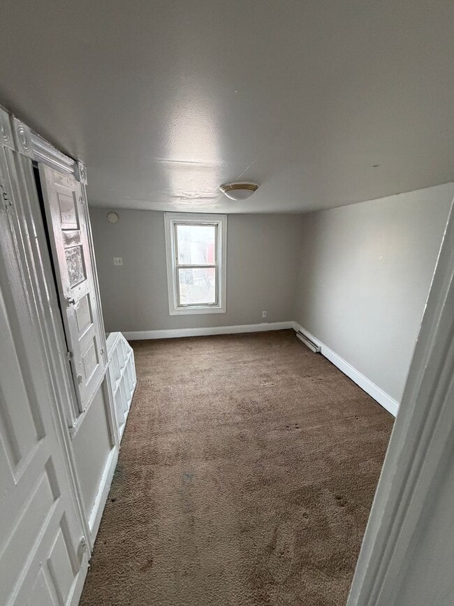 Building Photo - 4-bedroom home in the heat of Reading!