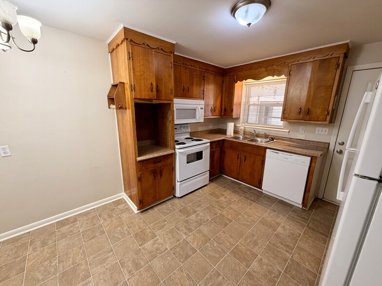 Building Photo - 2324 5th Ave SW