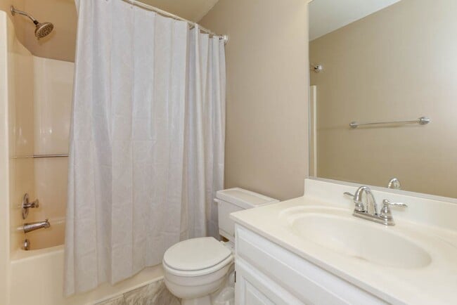 Building Photo - Updated 3-Bedroom Yorktown Townhouse with Private Yard and Community Amenities