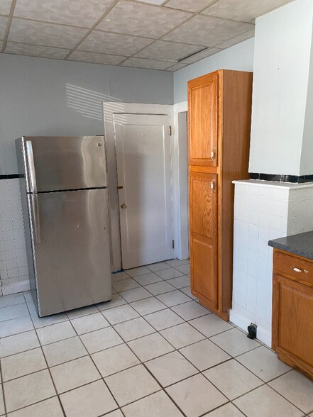 Building Photo - 605 Larch St
