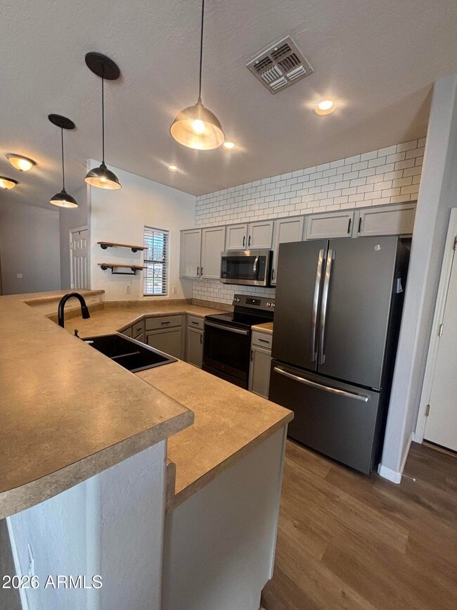 Building Photo - 948 E Savannah Dr