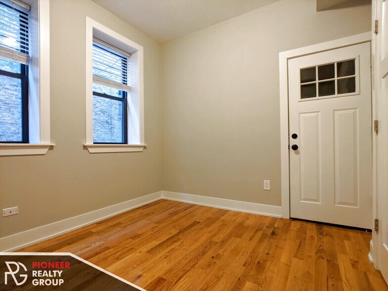 Building Photo - 635 W Oakdale Ave