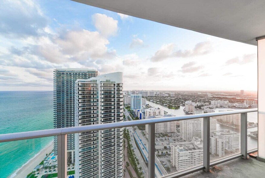 Building Photo - 4010 S Ocean Dr