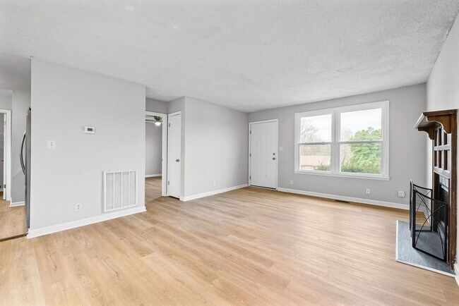 Building Photo - 3 Bedroom 2 Full Bath Home For Rent near Post!