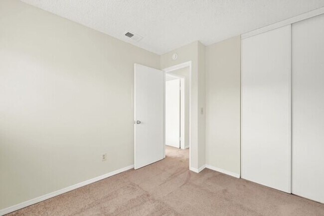 Building Photo - Great 3 bed, 1.5 bath Condo in Vacaville -...