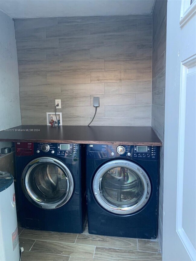 Building Photo - 1141 W 7th St